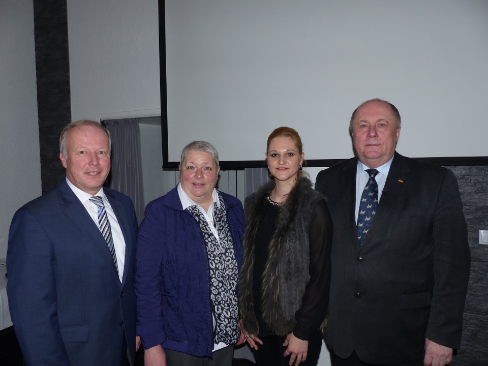 v.l.n.r. Peter Weiß, Annette Korn (Vorsit-zende CDU Lahr), Olesja Rudi (Vorsitzende „Verband Russlanddeut-scher Unternehmer“) und Heinrich Zertik. (Aufn. Zähringer)
